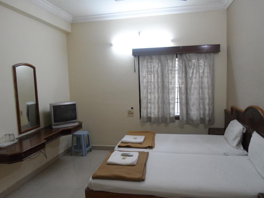 Hotel Sunilkrishna Tirupati Værelse billede