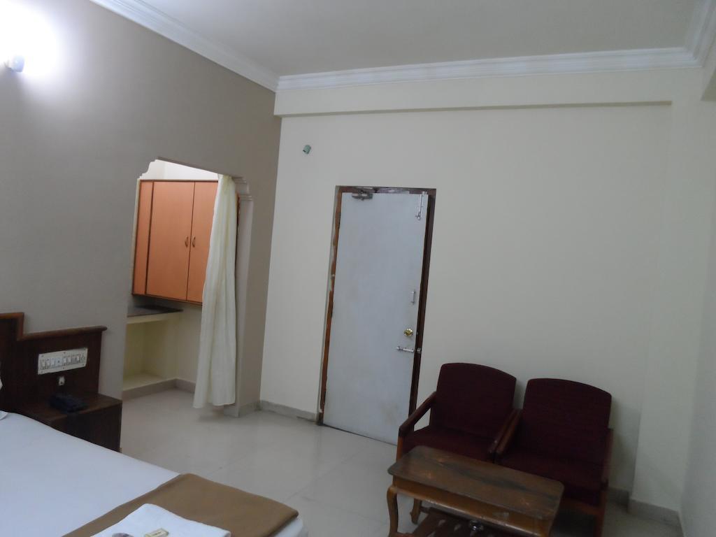 Hotel Sunilkrishna Tirupati Værelse billede